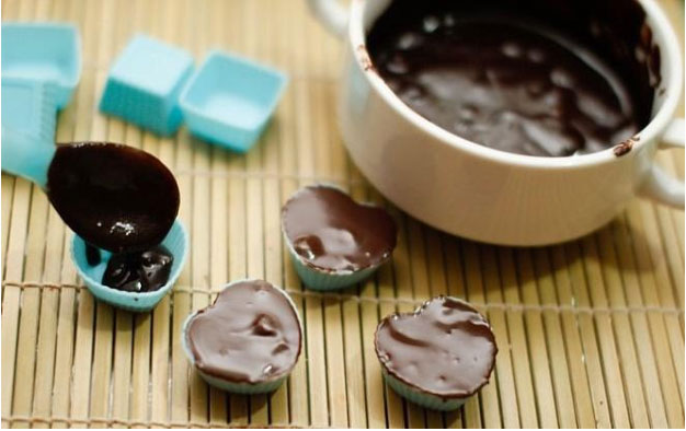 Đổ khuôn socola cũng là công đoạn đòi hỏi người đầu bếp phải tỉ mỉ, cẩn thận và công phu nhất
