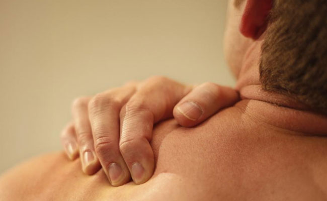 Thường về đêm, người bị bệnh thoái hóa khớp vai có những cơn đau mạnh