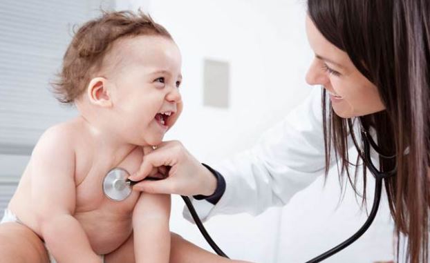 Tiêm vắc xin phòng bệnh cho trẻ nhỏ