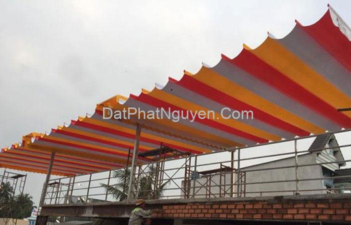 Các yếu tố ảnh hưởng đến giá bạt mái xếp lượn sóng